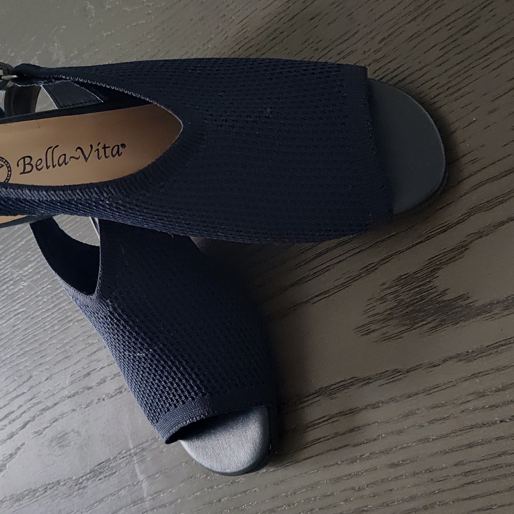 Bella Vita Black Sandals Elegant and Comfortable
